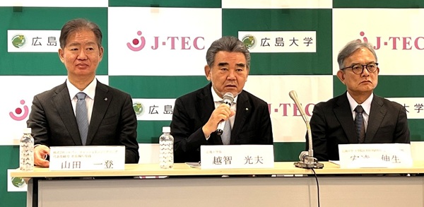 記者会見する左から山田社長、越智学長、安達教授