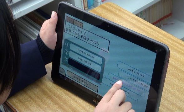 児童が実際にモンサクンTouchを利用しているところ