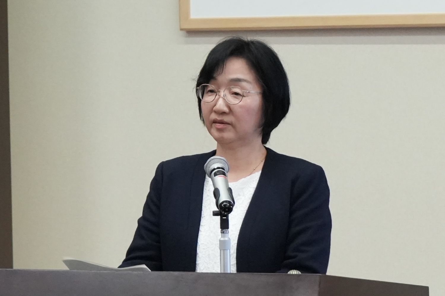 挨拶する鈴木由美子 理事・副学長(教育・平和担当)