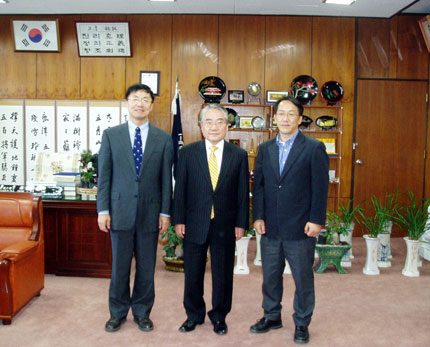 学長室にて （左から上教授、Ko Choong-Suk学長、Choi Kwan-Sik教授）