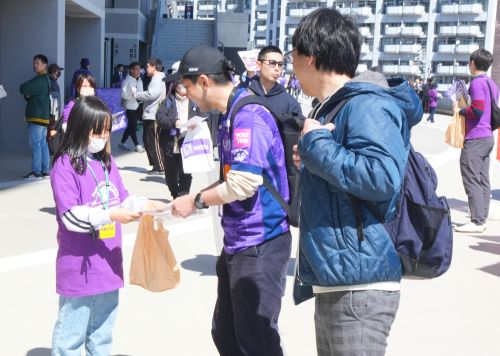 缶バッチやチラシの配布