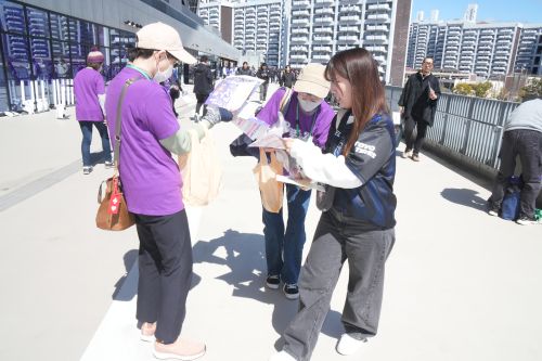 缶バッチやチラシの配布