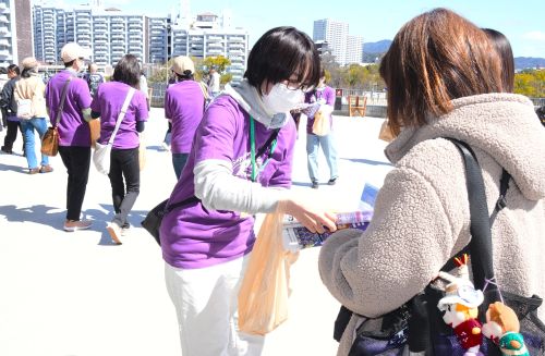 缶バッチやチラシの配布