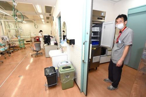 ドナーミルクを保管する冷凍庫と早川医師