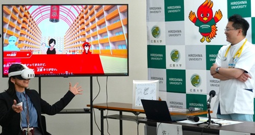 記者説明会で、はたらく細胞VRを体験する記者に説明する佐伯医師(右)