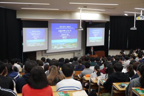 講演を聞く学生たち