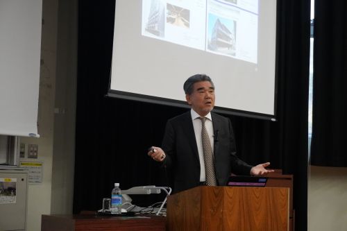 学生に質問する場面も