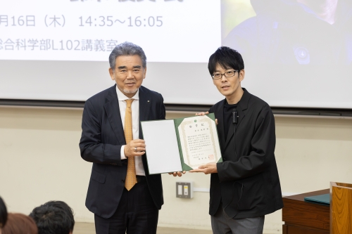 「特別招聘教授」の称号記を贈呈