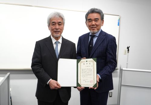 「特別招聘教授」の称号記を贈呈