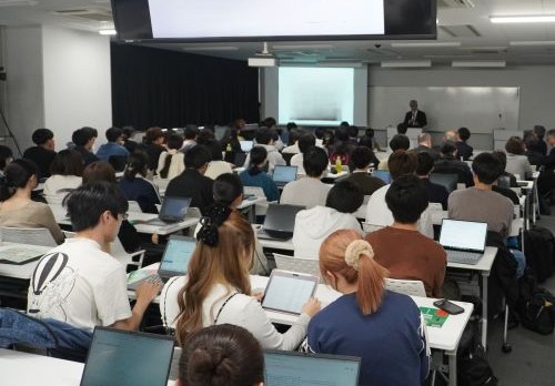 山極氏の講演を聴く学生達