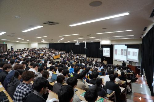 鈴木氏の講演を聴く学生達