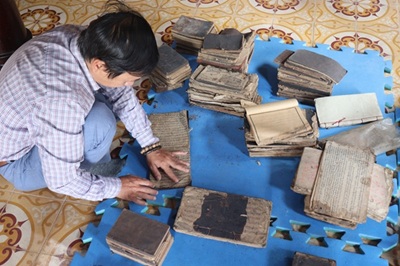 撮影前の史料整理 (ベトナム中部・蘇陀村)