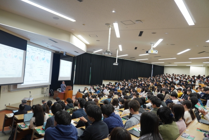 柳沢氏の講演を聞く学生達