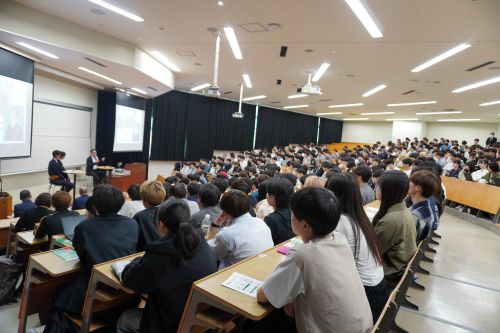 対談を聴く学生たち