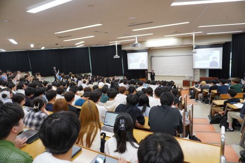 茂木氏の講演を聞く学生達