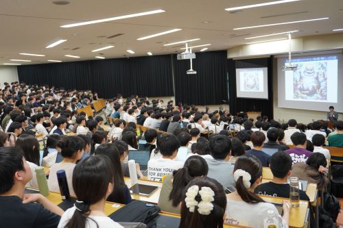 講演を聞く学生たち