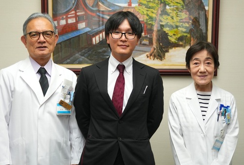 左から安達病院長、金川医師、中野診療科長