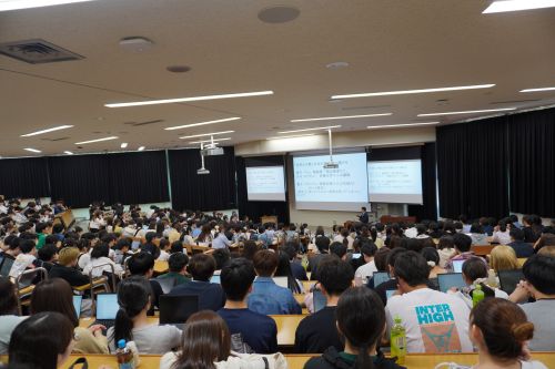磯田氏の講演を聴く学生達