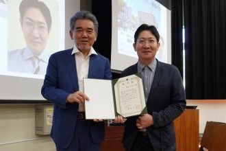 磯田氏に「特別招聘教授」の称号記を贈呈