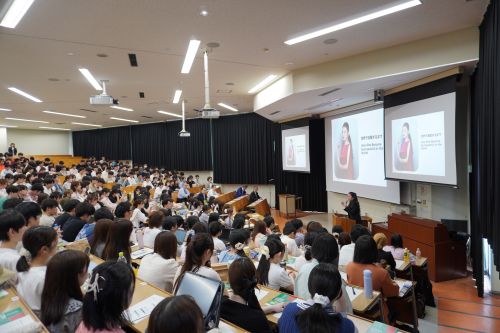 中丸氏の講演を聞く学生達