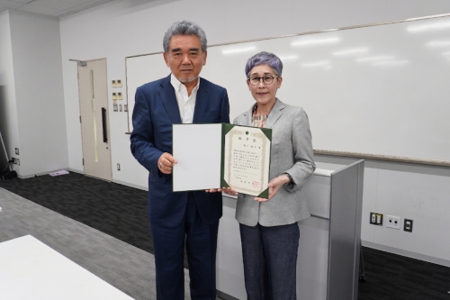 堀川氏に「特別招聘教授」の称号記を贈呈