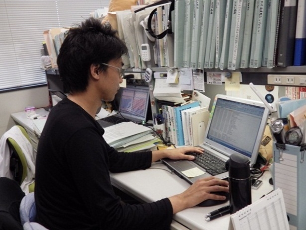 写真:パソコンを操作する河内さん