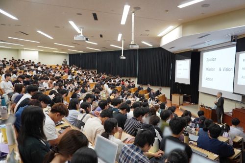 二宮氏の講演を聞く学生達