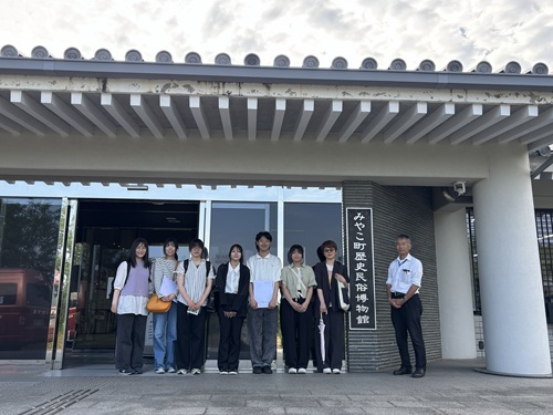 みやこ町歴史民俗博物館前にて、学芸員の木村氏とともに