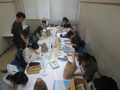 土器の実測中