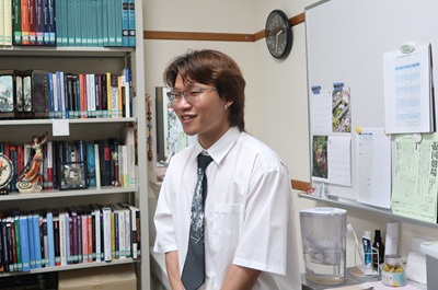 研究室の様子や留学生活について話をする王さん