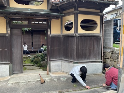 会場掃除（草取りと水拭き）