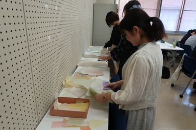 自分が選んだ和歌に合う料紙を選びます