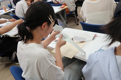 目打ちした料紙を切り離します