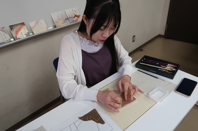 のりで貼り付けます