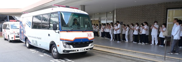 熊本地震被災地から帰ってきた高規格病院救急車とDMATカーを拍手で迎える職員たち