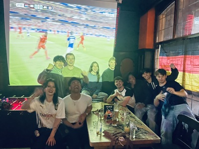 スポーツバーでW杯の日本対オランダ戦を友達と観戦