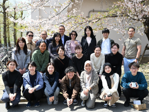 Cherry blossom season at Kasumi Campus with fellow lab members!