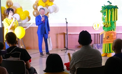 村上社長(中央)ととうみょん(右)