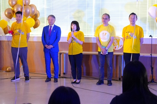 挨拶をする左から、小児科の岡田教授、村上社長、下村助教、松本委員長、唐川講師