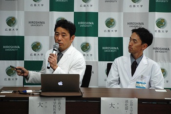 会見する消化器・移植外科 大段教授（左）大平助教（右）