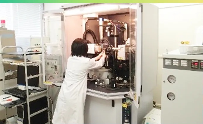 （極微小結晶用単結晶構造解析システムの写真）