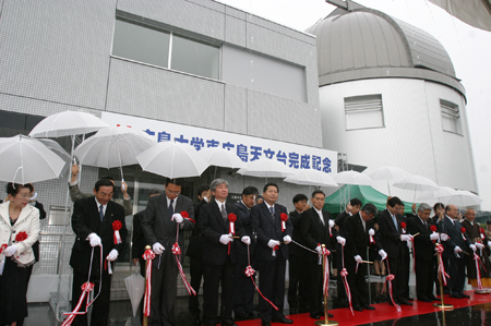 テープカットのようす。雨の中、大変でした。
