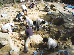 大学院生が中心になって発掘調査中の広島最古の前方後円墳