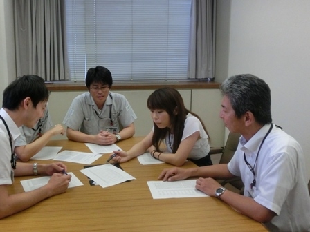 写真　社内での打ち合わせの様子