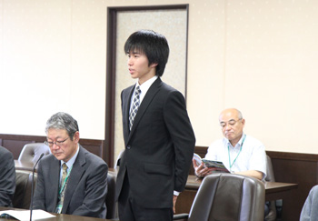 感謝の言葉を述べる自動車同好会主将の原さんの写真