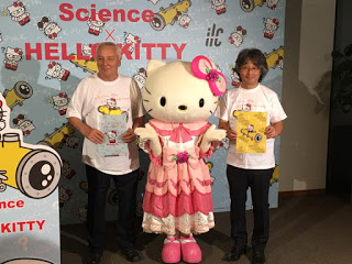 キティちゃんを囲んでリン・エバンス博士(左)と村山斉博士(右) キティちゃんを囲んでリン・エバンス博士(左)と村山斉博士(右)
