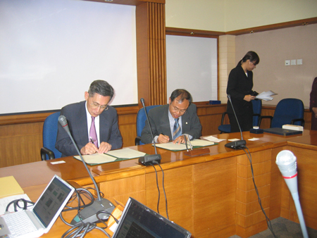 左から牟田学長、バンドン工科大学のDr. Djoko Santoso総長