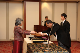 文部科学事務次官より褒章を贈られる三浦教授の写真