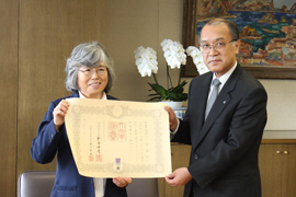 賞状を持って記念撮影