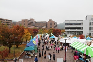 メイン会場周辺では、今年も連携市町の物産展が並びました